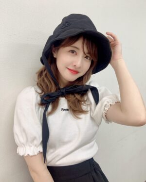 Miki Hashima Instagram - 帽子は黒集めがち🐈‍⬛

今日のコーデはひなちゃんに
褒められたんだ~

わー。い🤍