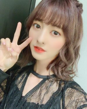 Miki Hashima Instagram - 実はツアーファイナルの当日に
カットとカラーしたよ〜🐱💓

いい感じっ🥴

#横浜
