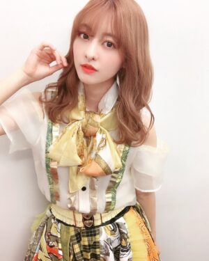 Miki Hashima Instagram - 新衣装すてきじゃない？🥴 #オフショル好きだけど
#この時期はさみぃんじゃ
#オシャレは我慢
#これからたくさん着るからみんな見にきてね
#アルバムの予約もよろしくね♡