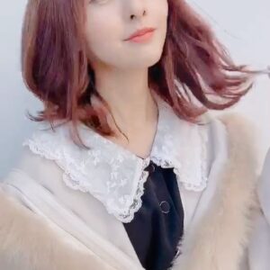 Miki Hashima Instagram - 最近、桜が咲き始めてるから
みきの髪もピンクに染めたよ🌸🌸🌸 とってもお気に入りのカラーですっ🌷

#新宿
#afloat 
#ピンクベージュ