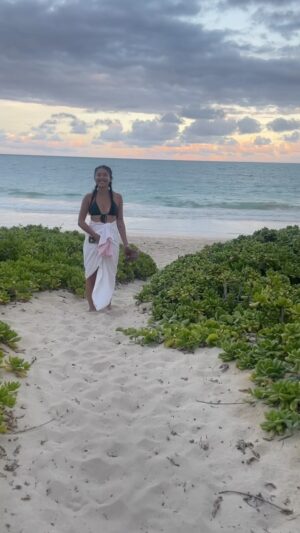 Miki Ishikawa Instagram - Forgot to post this! So I’ll now just sit here with withdrawals of Maui/Oahu and wish I was that dog frolicking in the ocean without a care in the world 🥹🫶🏼

#home #oahu
