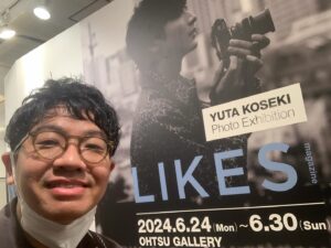 Miki Kousei Instagram - 個展！！
#昨日
#小関くんの写真展
#LIKES
#にいかせていただきました！
#なんと初日！
#10代のころから撮り溜めた小関くんの写真の中から
#60点ほどを展示されてる！
#小関くんはロケの時からカメラを持ってて
#普段から小関くんの目線からシャッター押してた！
#小関くんはこういう景色をいつも見て
#こういう景色を愛してて
#日常を大切にしてるんやなぁ！
#僕のお気に入りの写真は
#夜明けの雫！
#この一瞬て今しかないとつくづく感じる！
#もっと日常大事にしよ！
#入ったら小関くんのメッセージカードいただいた！
#毎日違うメッセージ書いてるらしい！
#人間性！
#素敵！
#LINEでいかせてもろたこと報告したら
#わざわざ電話かかってきた！
#人間性！
#喋ったほうが色んな思い聞けるからやって！
#人間性！
#好き！