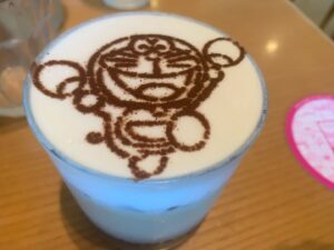 Miki Kousei Instagram - 休憩！！
#藤子F不二雄ミュージアム
#のカフェで
#茶をしばく！
#僕もぼんも汗だく！
#暗記パンのフレンチトースト！
#掛け算をしっかり暗記！
#レモンスカッシュのグラスかわいいし
#ラテアートかわいい！
#このミュージアム随所に楽しませてくれる
#エンターテインメント満載！
#トイレの表記まで！
#ウソ800も注文！
#いやー
#ほんま楽しくなかった！
#もう二度と来ない！
#藤子F不二雄ミュージアムなんて大嫌い！