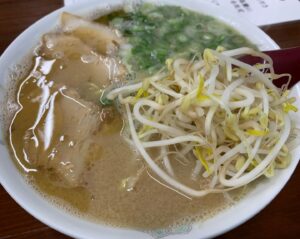 Miki Kousei Instagram - 昼飯！！
#今日は
#宮崎から帰る前に
#とろサーモン村田さんオススメのお店
#ラーメン洋 さん！
#宮崎ラーメン！
#うまいー！
#あっさりとんこつ！
#帰ろうと思ってスープ飲んで
#帰ろうと思ってスープ飲んで
#を8回は繰り返した！
#行くまでに
#青島から南宮崎まで電車乗った！
#無人駅の青島駅！
#旅来た感覚になる！
#そして南宮崎のスタバで休憩！
#素敵な出会いで
#旅来た感覚になる！
#そしてどしゃぶりの雨！
#早く家に帰りたい感覚になる！
#でもなんだかんだで宮崎満喫！
#また来ますー！