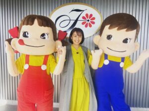 Miki Sakai Instagram - ペコポコーーー🍬

#酒井美紀#muaproduction#不二家#フジテレビ#ホームパイ#チョコだらけ