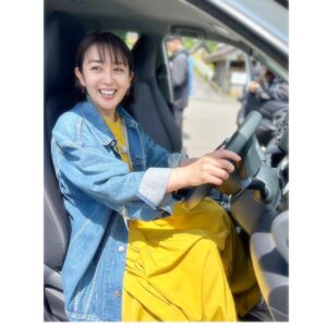 Miki Sakai Instagram - BS朝日　KINCHOプレゼンツ
『マイサンクチュアリィ』
〜私の大切な場所〜

👀運転もしました〜
立ち寄った『赤水の滝』

今回はスタッフの皆さまを
ご案内させていただくので、
自分で運転しながらの撮影でした。

#酒井美紀#マイサンクチュアリィ#kincho さんプレゼンツ#車を運転 しました#普段来る時も自分で運転します#赤水の滝 公園#黄色いワンピース 景色とあいますね#ジージャンコーデ #gジャン はスタイリストさんの私物 です