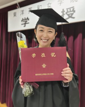 Miki Sakai Instagram - 東洋英和女学院大学大学院、国際協力研究科修士課程を修了いたしました！（社会科学修士）

コロナ前→コロナ禍→コロナ禍の出口の光がみえてきた？という環境下の4年間の長期履修での研究は、なかなかの波乱でございました。

子育てにお仕事に研究と、詰め込みすぎな4年間でしたが、まぁ、そんな時期があってもいいじゃない！楽しんじゃえばいいじゃない！と前向きな私と、なかなか越えられない壁を前に辛くもがき苦しみ、もう辞めちゃおうか！という挫折しそうな私がいたり。いろんな私がいました。

修了式を終え、
今、静かな部屋でひとり。
これを書いていて、、涙がこみあげてきました。
簡単にはいい尽くせない4年間の時間を、ゆっくり噛み締めたいとおもいます。

多くの方々の支えがあって、本日、修了の日を迎えることができました。感謝しかありません。
本当にお世話になりました。
心よりありがとうございました♡

酒井美紀

#酒井美紀#大学院#終了式#女優#学び直し#muaproduction#湘南#ありがとう#感謝#お世話になりました