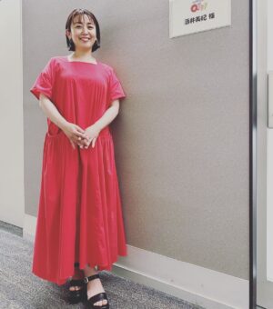 Miki Sakai Instagram - こんばんは🌕

明日29日、テレビ朝日「Ｑさま！！」に出演します！皆さま、ぜひご覧くださーい✏️

#酒井美紀#女優#muaproduction#湘南#テレビ朝日#qさま#ドキドキ