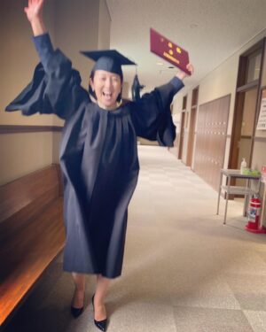 Miki Sakai Instagram - 東洋英和女学院大学大学院、国際協力研究科修士課程を修了いたしました！（社会科学修士）

コロナ前→コロナ禍→コロナ禍の出口の光がみえてきた？という環境下の4年間の長期履修での研究は、なかなかの波乱でございました。

子育てにお仕事に研究と、詰め込みすぎな4年間でしたが、まぁ、そんな時期があってもいいじゃない！楽しんじゃえばいいじゃない！と前向きな私と、なかなか越えられない壁を前に辛くもがき苦しみ、もう辞めちゃおうか！という挫折しそうな私がいたり。いろんな私がいました。

修了式を終え、
今、静かな部屋でひとり。
これを書いていて、、涙がこみあげてきました。
簡単にはいい尽くせない4年間の時間を、ゆっくり噛み締めたいとおもいます。

多くの方々の支えがあって、本日、修了の日を迎えることができました。感謝しかありません。
本当にお世話になりました。
心よりありがとうございました♡

酒井美紀

#酒井美紀#大学院#終了式#女優#学び直し#muaproduction#湘南#ありがとう#感謝#お世話になりました