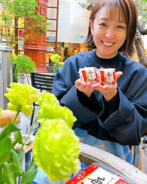 Miki Sakai Instagram - 今日はTBS「四季折々」の収録。
次のお仕事まで時間があったので
スタッフとランチを。
美味しかったー♬
私は唐揚げをいただきました😊
そしてティータイム☕️

今日は山崎製パンさんより
私の大好きな苺大福🍓を差し入れに頂きました！本当においしいんですよ！！
沢山ありがとございましたー♡
うれしいです！！🍓🍓

次のお仕事いってきまーす。

#酒井美紀#女優#muaproduction#湘南#tbs#四季折々の贈り物#ナレーション#山崎製パン#苺大福#山崎デイリー#いちごの美味しい季節#新旭　さん#いつもありがとうございます#ランチ#カフェ#ハーブティー#赤坂#いつもありがとうございます#感謝