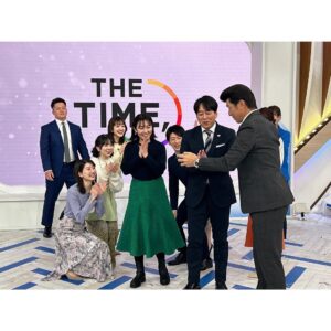 Miki Sakai Instagram - 月曜日のTHETIME、放送後のオフショット📷
三浦監督と牧秀悟選手がゲストに来てくださいました〜⚾️
番組内でデスターシャ！を直々に習ったのは、良き思い出♡

#酒井美紀#女優#muaproduction#TBS#THETIME#マンスリーゲスト#12月