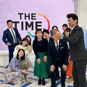 Miki Sakai Instagram - 月曜日のTHETIME、放送後のオフショット📷
三浦監督と牧秀悟選手がゲストに来てくださいました〜⚾️
番組内でデスターシャ！を直々に習ったのは、良き思い出♡

#酒井美紀#女優#muaproduction#TBS#THETIME#マンスリーゲスト#12月