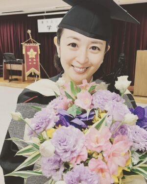 Miki Sakai Instagram - 東洋英和女学院大学大学院、国際協力研究科修士課程を修了いたしました！（社会科学修士）

コロナ前→コロナ禍→コロナ禍の出口の光がみえてきた？という環境下の4年間の長期履修での研究は、なかなかの波乱でございました。

子育てにお仕事に研究と、詰め込みすぎな4年間でしたが、まぁ、そんな時期があってもいいじゃない！楽しんじゃえばいいじゃない！と前向きな私と、なかなか越えられない壁を前に辛くもがき苦しみ、もう辞めちゃおうか！という挫折しそうな私がいたり。いろんな私がいました。

修了式を終え、
今、静かな部屋でひとり。
これを書いていて、、涙がこみあげてきました。
簡単にはいい尽くせない4年間の時間を、ゆっくり噛み締めたいとおもいます。

多くの方々の支えがあって、本日、修了の日を迎えることができました。感謝しかありません。
本当にお世話になりました。
心よりありがとうございました♡

酒井美紀

#酒井美紀#大学院#終了式#女優#学び直し#muaproduction#湘南#ありがとう#感謝#お世話になりました