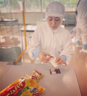 Miki Sakai Instagram - リアルスコープ、観てくださった皆様
ありがとうございまーす！
この作業着も板についてきました✨

ミルキーソフトにホームパイ♡

#酒井美紀#女優#muaproduction#リアルスコープ#チョコだらけ#不二家#白線流し#今回も#盛り沢山