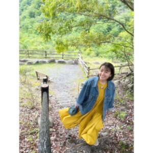 Miki Sakai Instagram - BS朝日　KINCHOプレゼンツ
『マイサンクチュアリィ』
〜私の大切な場所〜

👀運転もしました〜
立ち寄った『赤水の滝』

今回はスタッフの皆さまを
ご案内させていただくので、
自分で運転しながらの撮影でした。

#酒井美紀#マイサンクチュアリィ#kincho さんプレゼンツ#車を運転 しました#普段来る時も自分で運転します#赤水の滝 公園#黄色いワンピース 景色とあいますね#ジージャンコーデ #gジャン はスタイリストさんの私物 です