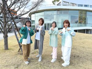 Miki Sakai Instagram - お知らせ続きます🙌

高島礼子さんとAマッソ加納さん、むらきゃみさんと4人で女優チーム、芸人チームにわかれ、
群馬県内の「ご当地グルメ自販機」をめぐり
ゴール伊香保温泉を目指す対決旅に行って参りました！！

2024年4月20日（土）放送
テレビ東京　土曜スペシャル
「目指せコスパ最強旅!自販機グルメ先取り対決旅!  in群馬」

群馬名物を自販機で買い→調理→完食→また自販機目指して移動🚌🚞🚖

こんなに沢山のご当地名物自販機がありびっくりしました！

#土スペ#テレビ東京土曜スペシャル#群馬県#ご当地#自販機#高島礼子 さんとご一緒#Aマッソ さん#酒井美紀#ムアプロダクション#女優#自販機グルメ 堪能しました