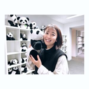 Miki Sakai Instagram - パンダだらけのスタジオ

かわいいーー🐼🐼癒されました♡

#酒井美紀#muaproduction#女優#パンダだらけ#癒し
#そりゃ#被るよね
