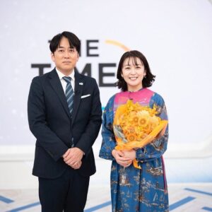 Miki Sakai Instagram - 25日月曜日は、『THE TIME,』のマンスリーレギュラーのラストでした！放送後に、お世話になりました安住さんをはじめ、出演者とパチリ♬うれしいなー！
キャスト、スタッフの皆様よりお花やメッセージカードをいただきました。朝は早かったですが、貴重な楽しい経験になりました！

そして、ご覧になってくださった視聴者の皆様、お付き合い頂きましてありがとうございました♡

#酒井美紀#muaproduction#湘南#女優#THETIME#TBS#安住紳一郎　アナウンサー#ゲスト