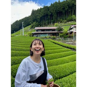 Miki Sakai Instagram - BS朝日　KINCHOプレゼンツ
『マイサンクチュアリィ』
〜私の大切な場所〜

🍃茶摘みしました〜
茶摘み用にスタイリストさんが準備してくれた洋服がお気に入りです
ヒルも出るので、足元もしっかり対策！
日本野鳥の会ブランドの長ぐつー
履きやすいしカッコイイ✨

#酒井美紀#マイサンクチュアリィ#kincho さんプレゼンツ#茶摘み #茶摘みシーズン #新茶の季節です#ヒルがいたよ #日本野鳥の会レインブーツ に助けられました#日本野鳥の会長靴  ありがとう