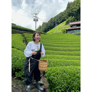 Miki Sakai Instagram - BS朝日　KINCHOプレゼンツ
『マイサンクチュアリィ』
〜私の大切な場所〜

🍃茶摘みしました〜
茶摘み用にスタイリストさんが準備してくれた洋服がお気に入りです
ヒルも出るので、足元もしっかり対策！
日本野鳥の会ブランドの長ぐつー
履きやすいしカッコイイ✨

#酒井美紀#マイサンクチュアリィ#kincho さんプレゼンツ#茶摘み #茶摘みシーズン #新茶の季節です#ヒルがいたよ #日本野鳥の会レインブーツ に助けられました#日本野鳥の会長靴  ありがとう