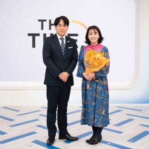 Miki Sakai Instagram - 25日月曜日は、『THE TIME,』のマンスリーレギュラーのラストでした！放送後に、お世話になりました安住さんをはじめ、出演者とパチリ♬うれしいなー！
キャスト、スタッフの皆様よりお花やメッセージカードをいただきました。朝は早かったですが、貴重な楽しい経験になりました！

そして、ご覧になってくださった視聴者の皆様、お付き合い頂きましてありがとうございました♡

#酒井美紀#muaproduction#湘南#女優#THETIME#TBS#安住紳一郎　アナウンサー#ゲスト