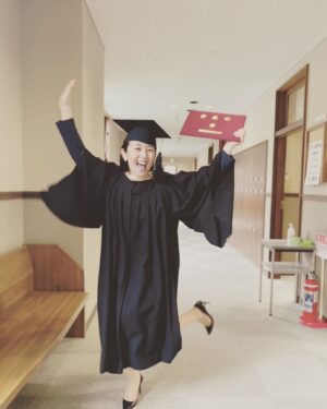 Miki Sakai Instagram - 喜びの舞✨

#酒井美紀#大学院#頑張りました#女優#母#三足の草鞋