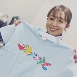 Miki Sakai Instagram - 夜な夜な告知です✨
12月17日土曜日　テレビ朝日系列「朝メシまで。」に出演します。
感動しちゃいました！！ぜひご覧くださいね！

#酒井美紀#muaproduction#朝メシまで#テレビ朝日#tシャツいただきました