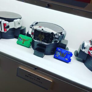 Miki Yakata Instagram - 王蛇に大興奮した！
龍騎やっぱ最高！
ライダー展、ありがとう！
#仮面ライダー展
#仮面ライダー龍騎
#イライラするぜ
#城戸真司が馬鹿だと思う人手挙げて
#王蛇意識コーデ
#浅倉威