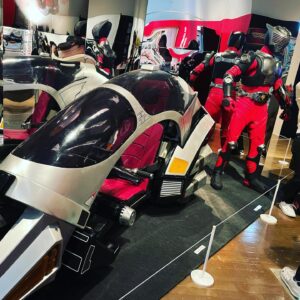 Miki Yakata Instagram - 王蛇に大興奮した！
龍騎やっぱ最高！
ライダー展、ありがとう！
#仮面ライダー展
#仮面ライダー龍騎
#イライラするぜ
#城戸真司が馬鹿だと思う人手挙げて
#王蛇意識コーデ
#浅倉威