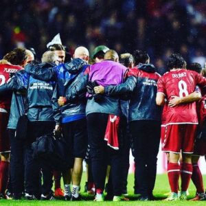 Mikkel Boe Følsgaard Instagram - Ext. dag. Moskva.
Griezmann har netop bragt Frankrig foran 1-0 i midten af 1. halvleg.
Danskerne har været presset helt i bund indtil nu.
Men nu sker der noget. Landsholdet samles efter scoringen i en rundkreds. Vi ser det oppefra. Et droneskud. Kjær gestikulerer. Schmeichel råber. Vi mærker nu en energi sprede sig i den danske rundkreds.
Efter samlingen er det et forvandlet landshold. Danskerne spiller nu det mest aggressive direkte spil der er set ved VM. Måske nogensinde. En spillestil der har 1998-holdets kreativitet, 1992-holdets direkthed og 1986-holdets energi.
Lige før pausen bringer Eriksen danskerne på 1-1 på et fremragende frispark og energien fortsætter i 2. halvleg. Da Dolberg afløser Cornelius sker der for alvor noget. Den unge mands gennembrud ved turneringen starter da han bringer Danmark foran 2-1 på et verdensklasse gennemspillet angreb.
Dette er startskuddet på et eventyr som selv HC Andersen ville have knebet en tåre til.
