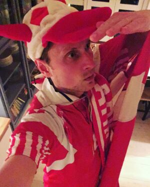 Mikkel Boe Følsgaard Instagram - Når nationens ære står på spil, dukker han op. 
Ud af skyggen. 
Ud af røgen. 
Pludselig står han der og holder øje:
"ROLIGAN-MAN" - den rød-hvide ridder.