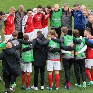 Mikkel Boe Følsgaard Instagram - Hvad der end venter og hvad der end sker - er vi de rød hvide musketer!
#enforalle
#vistårsammensideomside