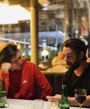 Mikko Leppilampi Instagram - Syvää läsnäoloa. Teki hyvää.

@milonoffeero 
Kuva: @officialpelleheikkila