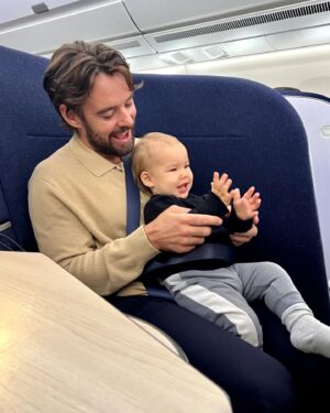 Mikko Leppilampi Instagram - Mainos:  Kiitos @feelfinnair tästä ikimuistoisesta ja, ihan suoraan sanottuna, lähes ihmeellisestä kokemuksesta! 

Jos ja kun yli 13 tunnin lento ei tavallisesti ole itsellekkään mikään ihan helppo nakki, niin vielä vähemmän sen pitäisi olla sitä uteliaan ja eläväisen 1-vuotiaan kanssa. Mutta, kiitos sen, että me päästiin kokemaan tää suora Singaporen lento Finnairin A330- ja A350-lentokoneista löytyvässä täysin uudistetussa businessluokassa, sitä se kuitenkin oli! 

Tilaa on jopa yllättävän paljon niin meille, kuin myös tavaroille. Matkustamon kokonaistyyli ja uusien AirLounge-istuimien ja valoratkaisuiden moderni skandi-muotoilu noudattaa samaa uudenlaisen suunnittelun henkeä, mikä näkyy ja tuntuu jo uusissa Finnair Loungeissa. Tuolien monipuolinen funktionaalisuus ja sisäänrakennettu internetyhteys ja muut tekniset ominaisuudet, kuten USB A- ja C-portit, langaton lataus puhelimelle ja virtapaikka tietokoneelle - toisin sanoen, kaikki työskentelyyn tarvittava - on niin poikkeuksellista tarjontaa, että se sai viereisen paikan amerikkalaisen matkustajan ihan ääneen ihastelemaan asiaa. 

On Marimekon lakanat, Harri Koskisen suunnittelemat Iittalan astiat, uusi isompi, entistä responsiivisempi näyttö ja erittäin monipuolinen ja kattava viihdesisältö uutuusleffoista ja -sarjoista dokkareihin, lastenohjelmiin ja peleihin. 

Ja lennon aikana meille tarjoiltiin kolme aidosti hyvää ja laadukasta Pohjoismaisten raaka-aineiden ja japanilaisen ammattitaidon upealla tavalla yhdistävää ateriaa. 

Mikä parasta, me päästiin nukkumaan koko perhe täydet yöunet täydellisen mukavassa makuuasennossa! 

Meidän perheen loma alkoi ihan oikeasti jo lennolla. Siitä siis vielä kerran lämmin kiitos, Finnair ja koko upea henkilökunta! 

Tän uuden businessluokan pääsee muuten kokemaan Singaporen lisäksi nyt suorilla lennoilla myös New Yorkiin, Dallasiin ja Chicagoon.

#feelfinnair