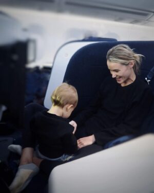 Mikko Leppilampi Instagram - Mainos:  Kiitos @feelfinnair tästä ikimuistoisesta ja, ihan suoraan sanottuna, lähes ihmeellisestä kokemuksesta! 

Jos ja kun yli 13 tunnin lento ei tavallisesti ole itsellekkään mikään ihan helppo nakki, niin vielä vähemmän sen pitäisi olla sitä uteliaan ja eläväisen 1-vuotiaan kanssa. Mutta, kiitos sen, että me päästiin kokemaan tää suora Singaporen lento Finnairin A330- ja A350-lentokoneista löytyvässä täysin uudistetussa businessluokassa, sitä se kuitenkin oli! 

Tilaa on jopa yllättävän paljon niin meille, kuin myös tavaroille. Matkustamon kokonaistyyli ja uusien AirLounge-istuimien ja valoratkaisuiden moderni skandi-muotoilu noudattaa samaa uudenlaisen suunnittelun henkeä, mikä näkyy ja tuntuu jo uusissa Finnair Loungeissa. Tuolien monipuolinen funktionaalisuus ja sisäänrakennettu internetyhteys ja muut tekniset ominaisuudet, kuten USB A- ja C-portit, langaton lataus puhelimelle ja virtapaikka tietokoneelle - toisin sanoen, kaikki työskentelyyn tarvittava - on niin poikkeuksellista tarjontaa, että se sai viereisen paikan amerikkalaisen matkustajan ihan ääneen ihastelemaan asiaa. 

On Marimekon lakanat, Harri Koskisen suunnittelemat Iittalan astiat, uusi isompi, entistä responsiivisempi näyttö ja erittäin monipuolinen ja kattava viihdesisältö uutuusleffoista ja -sarjoista dokkareihin, lastenohjelmiin ja peleihin. 

Ja lennon aikana meille tarjoiltiin kolme aidosti hyvää ja laadukasta Pohjoismaisten raaka-aineiden ja japanilaisen ammattitaidon upealla tavalla yhdistävää ateriaa. 

Mikä parasta, me päästiin nukkumaan koko perhe täydet yöunet täydellisen mukavassa makuuasennossa! 

Meidän perheen loma alkoi ihan oikeasti jo lennolla. Siitä siis vielä kerran lämmin kiitos, Finnair ja koko upea henkilökunta! 

Tän uuden businessluokan pääsee muuten kokemaan Singaporen lisäksi nyt suorilla lennoilla myös New Yorkiin, Dallasiin ja Chicagoon.

#feelfinnair