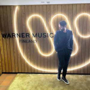 Mikko Leppilampi Instagram - ⭐MIKKO LEPPILAMPI YHTEISTYÖHÖN WARNER MUSIC LIVEN KANSSA⭐

Musiikin ja viihteen moniosaaja Mikko Leppilampi aloittaa tiiviin yhteistyön Suomen suurimman kotimaisen musiikin ohjelmatoimiston Warner Music Liven ja tätä kautta myös yritysasiakkaisiin keskittyneen viihdetoimiston Superstar Agencyn kanssa. Valovoimaisena esiintyjänä tunnettu Leppilampi on valmistellut Mikko Leppilampi Band kokoonpanolla oman korkealuokkaisen musiikkishow’n, jonka räätälöitävissä oleva sisältö koostuu niin kotimaisista kuin kansainvälisistäkin hittibiiseistä.

- Olen sydämestäni viihdyttäjä ja rakastan liveyleisön edessä esiintymistä. Siinä olen kotonani ja sitä haluan tehdä. Bändini koostuu tämän maan parhaista muusikoista, johdan solistin tontilta kokemuksellani ja osaamisellani tilaisuuden alusta loppuun. Show'hun voi halutessa istuttaa mukaan vierailijoita huippu artisteista tanssijoihin ja vaikka koomikoihin asti. Kaikki on mahdollista! Pääasia on se, että ihmiset saavat laadukkaan ja kunnianhimolla toteutetun Show & Dinner -kokemuksen, Mikko Leppilampi intoilee.

- Mikko on täysin kiistatta yksi tämän maan monipuolisimmista esiintyjistä ja lisäksi vielä taitava laulaja. Olen nähnyt Mikon ja hänen loistavan bändin show'n ja vakuuttunut siitä, että nyt on oikea aika valjastaa kaikki siinä oleva potentiaali. Show & Dinner -konsepti on fantastinen ajatus tuoda Mikon lahjakkuus viihdyttäjänä liveyleisöjen nautittavaksi ja "Leppis" on kuin luotu tähän, Zachris Sundell hehkuttaa.

www.warnermusiclive.fi/mikkoleppilampi

Lisätiedot ja haastattelupyynnöt:
Jaana Kapanen / Warner Music Live
jaana.kapanen@warnermusic.com

Keikat:
Zachris Sundell / Warner Music Live
zachris.sundell@warnermusic.com

Petri Roivainen / Superstar Agency Oy
petri.roivainen@superstar.fi
040 548 2700

#mikkoleppilampiband
#warnermusiclive
#superstaragency