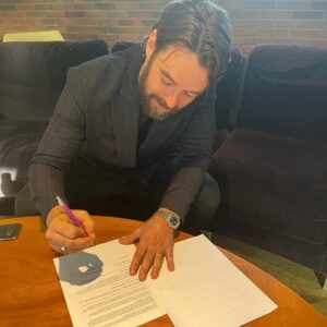 Mikko Leppilampi Instagram - ⭐MIKKO LEPPILAMPI YHTEISTYÖHÖN WARNER MUSIC LIVEN KANSSA⭐

Musiikin ja viihteen moniosaaja Mikko Leppilampi aloittaa tiiviin yhteistyön Suomen suurimman kotimaisen musiikin ohjelmatoimiston Warner Music Liven ja tätä kautta myös yritysasiakkaisiin keskittyneen viihdetoimiston Superstar Agencyn kanssa. Valovoimaisena esiintyjänä tunnettu Leppilampi on valmistellut Mikko Leppilampi Band kokoonpanolla oman korkealuokkaisen musiikkishow’n, jonka räätälöitävissä oleva sisältö koostuu niin kotimaisista kuin kansainvälisistäkin hittibiiseistä.

- Olen sydämestäni viihdyttäjä ja rakastan liveyleisön edessä esiintymistä. Siinä olen kotonani ja sitä haluan tehdä. Bändini koostuu tämän maan parhaista muusikoista, johdan solistin tontilta kokemuksellani ja osaamisellani tilaisuuden alusta loppuun. Show'hun voi halutessa istuttaa mukaan vierailijoita huippu artisteista tanssijoihin ja vaikka koomikoihin asti. Kaikki on mahdollista! Pääasia on se, että ihmiset saavat laadukkaan ja kunnianhimolla toteutetun Show & Dinner -kokemuksen, Mikko Leppilampi intoilee.

- Mikko on täysin kiistatta yksi tämän maan monipuolisimmista esiintyjistä ja lisäksi vielä taitava laulaja. Olen nähnyt Mikon ja hänen loistavan bändin show'n ja vakuuttunut siitä, että nyt on oikea aika valjastaa kaikki siinä oleva potentiaali. Show & Dinner -konsepti on fantastinen ajatus tuoda Mikon lahjakkuus viihdyttäjänä liveyleisöjen nautittavaksi ja "Leppis" on kuin luotu tähän, Zachris Sundell hehkuttaa.

www.warnermusiclive.fi/mikkoleppilampi

Lisätiedot ja haastattelupyynnöt:
Jaana Kapanen / Warner Music Live
jaana.kapanen@warnermusic.com

Keikat:
Zachris Sundell / Warner Music Live
zachris.sundell@warnermusic.com

Petri Roivainen / Superstar Agency Oy
petri.roivainen@superstar.fi
040 548 2700

#mikkoleppilampiband
#warnermusiclive
#superstaragency