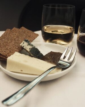 Mikko Leppilampi Instagram - Mainos:  Kiitos @feelfinnair tästä ikimuistoisesta ja, ihan suoraan sanottuna, lähes ihmeellisestä kokemuksesta! 

Jos ja kun yli 13 tunnin lento ei tavallisesti ole itsellekkään mikään ihan helppo nakki, niin vielä vähemmän sen pitäisi olla sitä uteliaan ja eläväisen 1-vuotiaan kanssa. Mutta, kiitos sen, että me päästiin kokemaan tää suora Singaporen lento Finnairin A330- ja A350-lentokoneista löytyvässä täysin uudistetussa businessluokassa, sitä se kuitenkin oli! 

Tilaa on jopa yllättävän paljon niin meille, kuin myös tavaroille. Matkustamon kokonaistyyli ja uusien AirLounge-istuimien ja valoratkaisuiden moderni skandi-muotoilu noudattaa samaa uudenlaisen suunnittelun henkeä, mikä näkyy ja tuntuu jo uusissa Finnair Loungeissa. Tuolien monipuolinen funktionaalisuus ja sisäänrakennettu internetyhteys ja muut tekniset ominaisuudet, kuten USB A- ja C-portit, langaton lataus puhelimelle ja virtapaikka tietokoneelle - toisin sanoen, kaikki työskentelyyn tarvittava - on niin poikkeuksellista tarjontaa, että se sai viereisen paikan amerikkalaisen matkustajan ihan ääneen ihastelemaan asiaa. 

On Marimekon lakanat, Harri Koskisen suunnittelemat Iittalan astiat, uusi isompi, entistä responsiivisempi näyttö ja erittäin monipuolinen ja kattava viihdesisältö uutuusleffoista ja -sarjoista dokkareihin, lastenohjelmiin ja peleihin. 

Ja lennon aikana meille tarjoiltiin kolme aidosti hyvää ja laadukasta Pohjoismaisten raaka-aineiden ja japanilaisen ammattitaidon upealla tavalla yhdistävää ateriaa. 

Mikä parasta, me päästiin nukkumaan koko perhe täydet yöunet täydellisen mukavassa makuuasennossa! 

Meidän perheen loma alkoi ihan oikeasti jo lennolla. Siitä siis vielä kerran lämmin kiitos, Finnair ja koko upea henkilökunta! 

Tän uuden businessluokan pääsee muuten kokemaan Singaporen lisäksi nyt suorilla lennoilla myös New Yorkiin, Dallasiin ja Chicagoon.

#feelfinnair