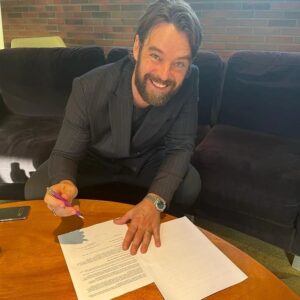 Mikko Leppilampi Instagram - ⭐MIKKO LEPPILAMPI YHTEISTYÖHÖN WARNER MUSIC LIVEN KANSSA⭐

Musiikin ja viihteen moniosaaja Mikko Leppilampi aloittaa tiiviin yhteistyön Suomen suurimman kotimaisen musiikin ohjelmatoimiston Warner Music Liven ja tätä kautta myös yritysasiakkaisiin keskittyneen viihdetoimiston Superstar Agencyn kanssa. Valovoimaisena esiintyjänä tunnettu Leppilampi on valmistellut Mikko Leppilampi Band kokoonpanolla oman korkealuokkaisen musiikkishow’n, jonka räätälöitävissä oleva sisältö koostuu niin kotimaisista kuin kansainvälisistäkin hittibiiseistä.

- Olen sydämestäni viihdyttäjä ja rakastan liveyleisön edessä esiintymistä. Siinä olen kotonani ja sitä haluan tehdä. Bändini koostuu tämän maan parhaista muusikoista, johdan solistin tontilta kokemuksellani ja osaamisellani tilaisuuden alusta loppuun. Show'hun voi halutessa istuttaa mukaan vierailijoita huippu artisteista tanssijoihin ja vaikka koomikoihin asti. Kaikki on mahdollista! Pääasia on se, että ihmiset saavat laadukkaan ja kunnianhimolla toteutetun Show & Dinner -kokemuksen, Mikko Leppilampi intoilee.

- Mikko on täysin kiistatta yksi tämän maan monipuolisimmista esiintyjistä ja lisäksi vielä taitava laulaja. Olen nähnyt Mikon ja hänen loistavan bändin show'n ja vakuuttunut siitä, että nyt on oikea aika valjastaa kaikki siinä oleva potentiaali. Show & Dinner -konsepti on fantastinen ajatus tuoda Mikon lahjakkuus viihdyttäjänä liveyleisöjen nautittavaksi ja "Leppis" on kuin luotu tähän, Zachris Sundell hehkuttaa.

www.warnermusiclive.fi/mikkoleppilampi

Lisätiedot ja haastattelupyynnöt:
Jaana Kapanen / Warner Music Live
jaana.kapanen@warnermusic.com

Keikat:
Zachris Sundell / Warner Music Live
zachris.sundell@warnermusic.com

Petri Roivainen / Superstar Agency Oy
petri.roivainen@superstar.fi
040 548 2700

#mikkoleppilampiband
#warnermusiclive
#superstaragency