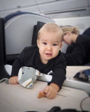 Mikko Leppilampi Instagram - Mainos:  Kiitos @feelfinnair tästä ikimuistoisesta ja, ihan suoraan sanottuna, lähes ihmeellisestä kokemuksesta! 

Jos ja kun yli 13 tunnin lento ei tavallisesti ole itsellekkään mikään ihan helppo nakki, niin vielä vähemmän sen pitäisi olla sitä uteliaan ja eläväisen 1-vuotiaan kanssa. Mutta, kiitos sen, että me päästiin kokemaan tää suora Singaporen lento Finnairin A330- ja A350-lentokoneista löytyvässä täysin uudistetussa businessluokassa, sitä se kuitenkin oli! 

Tilaa on jopa yllättävän paljon niin meille, kuin myös tavaroille. Matkustamon kokonaistyyli ja uusien AirLounge-istuimien ja valoratkaisuiden moderni skandi-muotoilu noudattaa samaa uudenlaisen suunnittelun henkeä, mikä näkyy ja tuntuu jo uusissa Finnair Loungeissa. Tuolien monipuolinen funktionaalisuus ja sisäänrakennettu internetyhteys ja muut tekniset ominaisuudet, kuten USB A- ja C-portit, langaton lataus puhelimelle ja virtapaikka tietokoneelle - toisin sanoen, kaikki työskentelyyn tarvittava - on niin poikkeuksellista tarjontaa, että se sai viereisen paikan amerikkalaisen matkustajan ihan ääneen ihastelemaan asiaa. 

On Marimekon lakanat, Harri Koskisen suunnittelemat Iittalan astiat, uusi isompi, entistä responsiivisempi näyttö ja erittäin monipuolinen ja kattava viihdesisältö uutuusleffoista ja -sarjoista dokkareihin, lastenohjelmiin ja peleihin. 

Ja lennon aikana meille tarjoiltiin kolme aidosti hyvää ja laadukasta Pohjoismaisten raaka-aineiden ja japanilaisen ammattitaidon upealla tavalla yhdistävää ateriaa. 

Mikä parasta, me päästiin nukkumaan koko perhe täydet yöunet täydellisen mukavassa makuuasennossa! 

Meidän perheen loma alkoi ihan oikeasti jo lennolla. Siitä siis vielä kerran lämmin kiitos, Finnair ja koko upea henkilökunta! 

Tän uuden businessluokan pääsee muuten kokemaan Singaporen lisäksi nyt suorilla lennoilla myös New Yorkiin, Dallasiin ja Chicagoon.

#feelfinnair