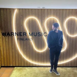 Mikko Leppilampi Instagram - ⭐MIKKO LEPPILAMPI YHTEISTYÖHÖN WARNER MUSIC LIVEN KANSSA⭐

Musiikin ja viihteen moniosaaja Mikko Leppilampi aloittaa tiiviin yhteistyön Suomen suurimman kotimaisen musiikin ohjelmatoimiston Warner Music Liven ja tätä kautta myös yritysasiakkaisiin keskittyneen viihdetoimiston Superstar Agencyn kanssa. Valovoimaisena esiintyjänä tunnettu Leppilampi on valmistellut Mikko Leppilampi Band kokoonpanolla oman korkealuokkaisen musiikkishow’n, jonka räätälöitävissä oleva sisältö koostuu niin kotimaisista kuin kansainvälisistäkin hittibiiseistä.

- Olen sydämestäni viihdyttäjä ja rakastan liveyleisön edessä esiintymistä. Siinä olen kotonani ja sitä haluan tehdä. Bändini koostuu tämän maan parhaista muusikoista, johdan solistin tontilta kokemuksellani ja osaamisellani tilaisuuden alusta loppuun. Show'hun voi halutessa istuttaa mukaan vierailijoita huippu artisteista tanssijoihin ja vaikka koomikoihin asti. Kaikki on mahdollista! Pääasia on se, että ihmiset saavat laadukkaan ja kunnianhimolla toteutetun Show & Dinner -kokemuksen, Mikko Leppilampi intoilee.

- Mikko on täysin kiistatta yksi tämän maan monipuolisimmista esiintyjistä ja lisäksi vielä taitava laulaja. Olen nähnyt Mikon ja hänen loistavan bändin show'n ja vakuuttunut siitä, että nyt on oikea aika valjastaa kaikki siinä oleva potentiaali. Show & Dinner -konsepti on fantastinen ajatus tuoda Mikon lahjakkuus viihdyttäjänä liveyleisöjen nautittavaksi ja "Leppis" on kuin luotu tähän, Zachris Sundell hehkuttaa.

www.warnermusiclive.fi/mikkoleppilampi

Lisätiedot ja haastattelupyynnöt:
Jaana Kapanen / Warner Music Live
jaana.kapanen@warnermusic.com

Keikat:
Zachris Sundell / Warner Music Live
zachris.sundell@warnermusic.com

Petri Roivainen / Superstar Agency Oy
petri.roivainen@superstar.fi
040 548 2700

#mikkoleppilampiband
#warnermusiclive
#superstaragency