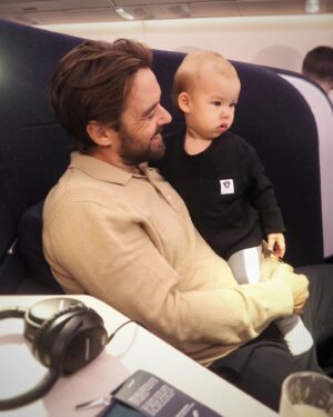 Mikko Leppilampi Instagram - Mainos:  Kiitos @feelfinnair tästä ikimuistoisesta ja, ihan suoraan sanottuna, lähes ihmeellisestä kokemuksesta! 

Jos ja kun yli 13 tunnin lento ei tavallisesti ole itsellekkään mikään ihan helppo nakki, niin vielä vähemmän sen pitäisi olla sitä uteliaan ja eläväisen 1-vuotiaan kanssa. Mutta, kiitos sen, että me päästiin kokemaan tää suora Singaporen lento Finnairin A330- ja A350-lentokoneista löytyvässä täysin uudistetussa businessluokassa, sitä se kuitenkin oli! 

Tilaa on jopa yllättävän paljon niin meille, kuin myös tavaroille. Matkustamon kokonaistyyli ja uusien AirLounge-istuimien ja valoratkaisuiden moderni skandi-muotoilu noudattaa samaa uudenlaisen suunnittelun henkeä, mikä näkyy ja tuntuu jo uusissa Finnair Loungeissa. Tuolien monipuolinen funktionaalisuus ja sisäänrakennettu internetyhteys ja muut tekniset ominaisuudet, kuten USB A- ja C-portit, langaton lataus puhelimelle ja virtapaikka tietokoneelle - toisin sanoen, kaikki työskentelyyn tarvittava - on niin poikkeuksellista tarjontaa, että se sai viereisen paikan amerikkalaisen matkustajan ihan ääneen ihastelemaan asiaa. 

On Marimekon lakanat, Harri Koskisen suunnittelemat Iittalan astiat, uusi isompi, entistä responsiivisempi näyttö ja erittäin monipuolinen ja kattava viihdesisältö uutuusleffoista ja -sarjoista dokkareihin, lastenohjelmiin ja peleihin. 

Ja lennon aikana meille tarjoiltiin kolme aidosti hyvää ja laadukasta Pohjoismaisten raaka-aineiden ja japanilaisen ammattitaidon upealla tavalla yhdistävää ateriaa. 

Mikä parasta, me päästiin nukkumaan koko perhe täydet yöunet täydellisen mukavassa makuuasennossa! 

Meidän perheen loma alkoi ihan oikeasti jo lennolla. Siitä siis vielä kerran lämmin kiitos, Finnair ja koko upea henkilökunta! 

Tän uuden businessluokan pääsee muuten kokemaan Singaporen lisäksi nyt suorilla lennoilla myös New Yorkiin, Dallasiin ja Chicagoon.

#feelfinnair