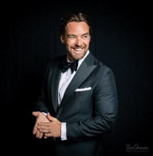 Mikko Leppilampi Instagram - Wearing @turo1938 @redcarpetfestari. 

Photo: @tiiaohman