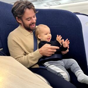 Mikko Leppilampi Instagram - Mainos | @feelfinnair Black Fridayn myötä palaan vielä kerran meidän syyskuiseen Singaporen matkaan (storyn puolella lisää Finnairin Black Friday kohteista ja lentotarjouksista!).
 
Jos ja kun yli 13 tunnin lento ei tavallisesti ole itsellekkään mikään ihan helppo nakki, niin vielä vähemmän sen pitäisi olla sitä uteliaan ja eläväisen 1-vuotiaan kanssa. Mutta, kiitos sen, että me päästiin kokemaan tää suora Singaporen lento Finnairin A330- ja A350-lentokoneista löytyvässä täysin uudistetussa businessluokassa, sitä se kuitenkin oli! 

Tilaa on jopa yllättävän paljon niin meille, kuin myös tavaroille. Matkustamon kokonaistyyli ja uusien AirLounge-istuimien ja valo ratkaisuiden moderni skandi-muotoilu noudattaa samaa uudenlaisen suunnittelun henkeä, mikä näkyy ja tuntuu jo uusissa Finnair Loungeissa. Tuolien monipuolinen funktionaalisuus ja sisäänrakennettu internetyhteys ja muut tekniset ominaisuudet, kuten USB A- ja C-portit, langaton lataus puhelimelle ja virtapaikka tietokoneelle - toisin sanoen, kaikki työskentelyyn tarvittava - on niin poikkeuksellista tarjontaa, että se sai viereisen paikan amerikkalaisen matkustajan ihan ääneen ihastelemaan asiaa. 

On Marimekon lakanat, Harri Koskisen suunnittelemat Iittalan astiat, uusi isompi, entistä responsiivisempi näyttö ja erittäin monipuolinen ja kattava viihde sisältö uutuus leffoista ja sarjoista dokkareihin, lastenohjelmiin ja peleihin. 

Ja lennon aikana meille tarjoiltiin kolme aidosti hyvää ja laadukasta Pohjoismaisten raaka-aineiden ja japanilaisen ammattitaidon upealla tavalla yhdistävää ateriaa. Mikä parasta, me päästiin nukkumaan koko perhe täydet yöunet täydellisen mukavassa makuuasennossa! 
 
 
Meidän perheen loma alkoi ihan oikeasti jo lennolla. Siitä siis vielä kerran lämmin kiitos, Finnair ja koko upea henkilökunta! 
 
 
Tän uuden businessluokan pääsee muuten kokemaan Singaporen lisäksi nyt suorilla lennoilla mm. myös New Yorkiin, joka onkin Finnairin Black Friday -kohde!
 
 
#feelfinnair