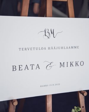 Mikko Leppilampi Instagram - Näiden kuvien myötä palaan hetkeksi vielä elokuun 13. päivään ja meidän hääjuhlaan. Sydämellinen kiitos ihan jokaiselle, jotka olitte siinä osallisena.🤍

Häiden stailaus: @meventweddings 

Kuvat: @tamminenphotography