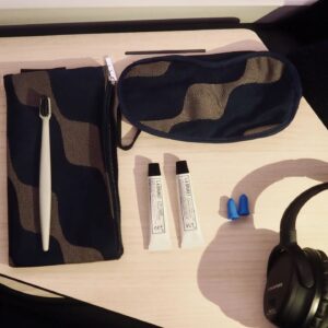 Mikko Leppilampi Instagram - Mainos | @feelfinnair Black Fridayn myötä palaan vielä kerran meidän syyskuiseen Singaporen matkaan (storyn puolella lisää Finnairin Black Friday kohteista ja lentotarjouksista!).
 
Jos ja kun yli 13 tunnin lento ei tavallisesti ole itsellekkään mikään ihan helppo nakki, niin vielä vähemmän sen pitäisi olla sitä uteliaan ja eläväisen 1-vuotiaan kanssa. Mutta, kiitos sen, että me päästiin kokemaan tää suora Singaporen lento Finnairin A330- ja A350-lentokoneista löytyvässä täysin uudistetussa businessluokassa, sitä se kuitenkin oli! 

Tilaa on jopa yllättävän paljon niin meille, kuin myös tavaroille. Matkustamon kokonaistyyli ja uusien AirLounge-istuimien ja valo ratkaisuiden moderni skandi-muotoilu noudattaa samaa uudenlaisen suunnittelun henkeä, mikä näkyy ja tuntuu jo uusissa Finnair Loungeissa. Tuolien monipuolinen funktionaalisuus ja sisäänrakennettu internetyhteys ja muut tekniset ominaisuudet, kuten USB A- ja C-portit, langaton lataus puhelimelle ja virtapaikka tietokoneelle - toisin sanoen, kaikki työskentelyyn tarvittava - on niin poikkeuksellista tarjontaa, että se sai viereisen paikan amerikkalaisen matkustajan ihan ääneen ihastelemaan asiaa. 

On Marimekon lakanat, Harri Koskisen suunnittelemat Iittalan astiat, uusi isompi, entistä responsiivisempi näyttö ja erittäin monipuolinen ja kattava viihde sisältö uutuus leffoista ja sarjoista dokkareihin, lastenohjelmiin ja peleihin. 

Ja lennon aikana meille tarjoiltiin kolme aidosti hyvää ja laadukasta Pohjoismaisten raaka-aineiden ja japanilaisen ammattitaidon upealla tavalla yhdistävää ateriaa. Mikä parasta, me päästiin nukkumaan koko perhe täydet yöunet täydellisen mukavassa makuuasennossa! 
 
 
Meidän perheen loma alkoi ihan oikeasti jo lennolla. Siitä siis vielä kerran lämmin kiitos, Finnair ja koko upea henkilökunta! 
 
 
Tän uuden businessluokan pääsee muuten kokemaan Singaporen lisäksi nyt suorilla lennoilla mm. myös New Yorkiin, joka onkin Finnairin Black Friday -kohde!
 
 
#feelfinnair
