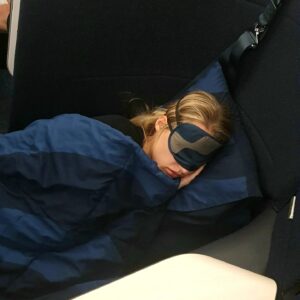 Mikko Leppilampi Instagram - Mainos | @feelfinnair Black Fridayn myötä palaan vielä kerran meidän syyskuiseen Singaporen matkaan (storyn puolella lisää Finnairin Black Friday kohteista ja lentotarjouksista!).
 
Jos ja kun yli 13 tunnin lento ei tavallisesti ole itsellekkään mikään ihan helppo nakki, niin vielä vähemmän sen pitäisi olla sitä uteliaan ja eläväisen 1-vuotiaan kanssa. Mutta, kiitos sen, että me päästiin kokemaan tää suora Singaporen lento Finnairin A330- ja A350-lentokoneista löytyvässä täysin uudistetussa businessluokassa, sitä se kuitenkin oli! 

Tilaa on jopa yllättävän paljon niin meille, kuin myös tavaroille. Matkustamon kokonaistyyli ja uusien AirLounge-istuimien ja valo ratkaisuiden moderni skandi-muotoilu noudattaa samaa uudenlaisen suunnittelun henkeä, mikä näkyy ja tuntuu jo uusissa Finnair Loungeissa. Tuolien monipuolinen funktionaalisuus ja sisäänrakennettu internetyhteys ja muut tekniset ominaisuudet, kuten USB A- ja C-portit, langaton lataus puhelimelle ja virtapaikka tietokoneelle - toisin sanoen, kaikki työskentelyyn tarvittava - on niin poikkeuksellista tarjontaa, että se sai viereisen paikan amerikkalaisen matkustajan ihan ääneen ihastelemaan asiaa. 

On Marimekon lakanat, Harri Koskisen suunnittelemat Iittalan astiat, uusi isompi, entistä responsiivisempi näyttö ja erittäin monipuolinen ja kattava viihde sisältö uutuus leffoista ja sarjoista dokkareihin, lastenohjelmiin ja peleihin. 

Ja lennon aikana meille tarjoiltiin kolme aidosti hyvää ja laadukasta Pohjoismaisten raaka-aineiden ja japanilaisen ammattitaidon upealla tavalla yhdistävää ateriaa. Mikä parasta, me päästiin nukkumaan koko perhe täydet yöunet täydellisen mukavassa makuuasennossa! 
 
 
Meidän perheen loma alkoi ihan oikeasti jo lennolla. Siitä siis vielä kerran lämmin kiitos, Finnair ja koko upea henkilökunta! 
 
 
Tän uuden businessluokan pääsee muuten kokemaan Singaporen lisäksi nyt suorilla lennoilla mm. myös New Yorkiin, joka onkin Finnairin Black Friday -kohde!
 
 
#feelfinnair