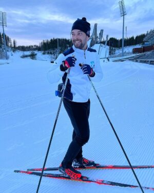 Mikko Leppilampi Instagram - Tänään pääsin ekaa kertaa kokemaan Intiaanikukkulan nousun ja laskemaan legendaarisen J-mutkan Salpausselän Hiihtostadionille❄

#nordicskiing
#bucketlist 
#lahti2001