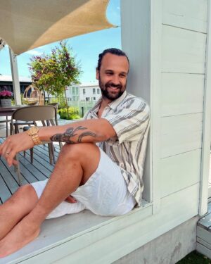 Mikko Parikka Instagram - Mainos @aarniwood ja alekoodi

Aarnin kellot on olleet mun luottoasusteita jo vuosien ajan, kiitos niiden tyylikkyyden ja käyttömukavuuden. Uuden ja ennennäkemättömän Aarni X Alvar & Aino Aalto -malliston kellojen erikoisuus ovat Aaltojen uniikit designelementit kuten pyöreäkoloinen ritiläkuviointi ja Aino-lasisarjasta tutut porrastukset. 

Nää kellot on valmistettu kotimaisesta koivusta. Muutenkin iso arvostus Aarnin käyttämille aidoille luonnonmateriaaleille, jotka tuntuvat superhyviltä ihoa vasten. Myös selkeä suomalainen muotoilu miellyttää silmää. Mä valitsin uudesta mallistosta A40-kellon kultaisena, se on mahtava ✌️  

Koodilla PARIKKA15 saa nyt 15 % alennuksen koko Aarnin verkkokaupan valikoimaan. Koodi on voimassa sunnuntaihin 9.6. asti ⌚️