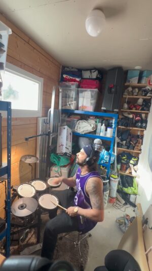 Mikko Parikka Instagram - Kevääseen kuuluu varaston siivoaminen ja punk rock🤘🥁